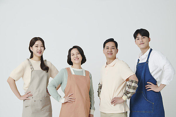 포토 JPG 스튜디오촬영 여자 남자 중년 50대 허리손 미소 여러명 상반신 20대 성인 앞모습 옆모습 한국인 소상공인 국내포토 직업 뷰포인트 포즈 다수 실내 표정 사람 동양인 청년 경제 상인 파일형식