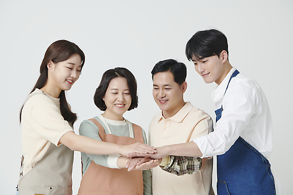 포토 JPG 스튜디오촬영 여자 남자 중년 50대 미소 여러명 상반신 20대 성인 앞모습 옆모습 한국인 손모으기 내려보기 소상공인 국내포토 직업 뷰포인트 다수 모션 실내 표정 사람 동양인 손짓 청년 경제 상인 파일형식