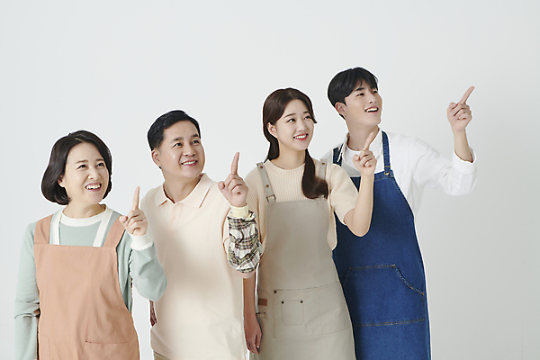 포토 JPG 스튜디오촬영 여자 남자 중년 50대 미소 여러명 상반신 20대 성인 앞모습 한국인 올려보기 가리킴 소상공인 국내포토 직업 뷰포인트 다수 모션 실내 표정 사람 동양인 손짓 청년 경제 상인 파일형식