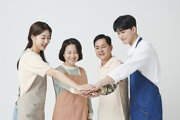 포토 JPG 스튜디오촬영 여자 남자 중년 50대 미소 여러명 상반신 20대 성인 앞모습 옆모습 한국인 손모으기 손뻗기 소상공인 국내포토 직업 뷰포인트 다수 모션 실내 표정 사람 동양인 손짓 청년 경제 상인 파일형식