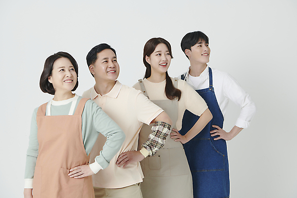 포토 JPG 스튜디오촬영 여자 남자 중년 50대 허리손 미소 여러명 상반신 20대 성인 앞모습 한국인 올려보기 소상공인 국내포토 직업 뷰포인트 포즈 다수 모션 실내 표정 사람 동양인 청년 경제 상인 파일형식