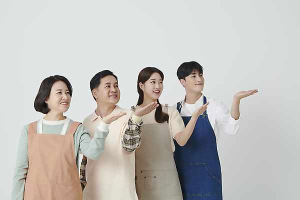 포토 JPG 스튜디오촬영 여자 남자 중년 50대 미소 여러명 상반신 20대 성인 앞모습 한국인 올려보기 가리킴 소상공인 국내포토 직업 뷰포인트 다수 모션 실내 표정 사람 동양인 손짓 청년 경제 상인 파일형식