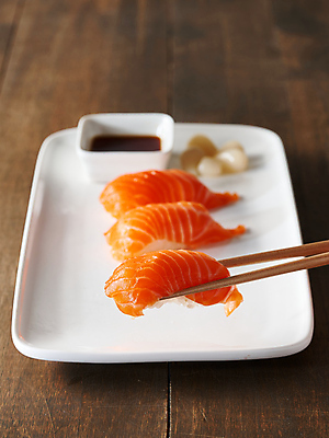 포토 JPG 그릇 젓가락 들기 사람없음 식사 간장 락교 연어초밥 젓가락질 일본음식 국내포토 식기 음식 모션 수저 손짓 초밥 양념 연어 염교 파일형식