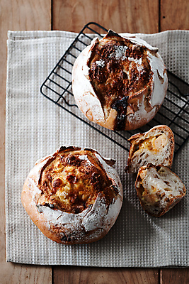 포토 JPG 빵 사람없음 갈색 신선 천 나무바닥 식힘망 국내포토 음식 컬러 바닥 주방도구 직물 제빵도구 파일형식