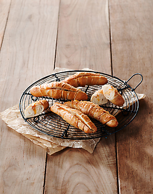 포토 JPG 빵 사람없음 갈색 나무바닥 식힘망 국내포토 음식 컬러 바닥 주방도구 제빵도구 파일형식