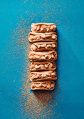 포토 JPG 빵 사람없음 파란색 갈색 과자 견과류 가루 기호식품 오믈렛빵 국내포토 음식 컬러 디저트 파일형식