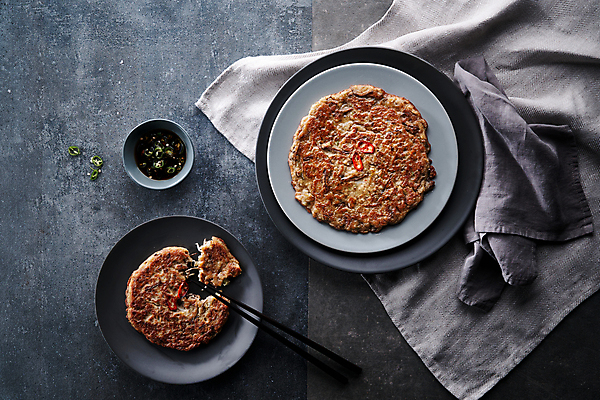 포토 JPG 그릇 젓가락 사람없음 회색 천 안주 간장 부침개 빈대떡 국내포토 식기 한식 컬러 떡 수저 직물 양념 파일형식