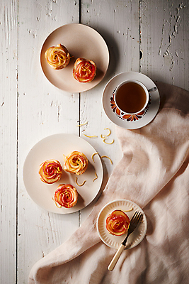 포토 JPG 그릇 포크 티타임 디저트 사람없음 하이앵글 사과 찻잔 천 컵받침 애플파이 과일차 국내포토 식기 음식 뷰포인트 과일 휴식 잔 차_음료 직물 받침대 파이_빵 파일형식