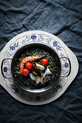 포토 JPG 방울토마토 새우 사람없음 냄비 남색 냄비받침 스페인요리 파에야 국내포토 음식 컬러 토마토 서양음식 갑각류 스페인 솥 받침대 파일형식