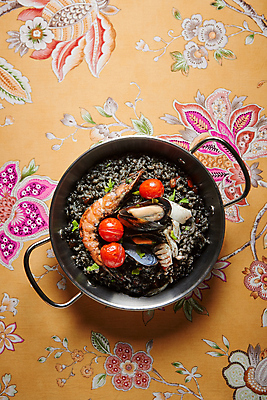 포토 JPG 꽃무늬 방울토마토 새우 사람없음 냄비 스페인음식 파에야 국내포토 꽃 무늬 토마토 서양음식 갑각류 솥 파일형식