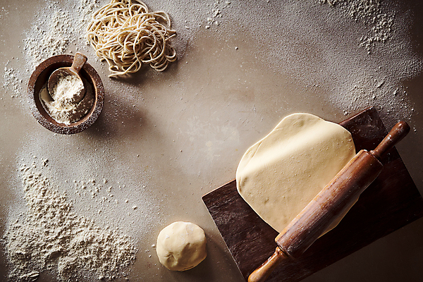 포토 JPG 그릇 사람없음 갈색 면류 면 밀가루 밀가루반죽 나무도마 반죽밀대 핸드메이드 국내포토 식기 음식 컬러 도마 목재 가루 반죽 밀대 파일형식