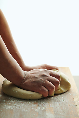 포토 JPG 손 도마 신체부위 잡기 밀가루 밀가루반죽 핸드메이드 국내포토 모션 주방용품 사람 가루 반죽 파일형식