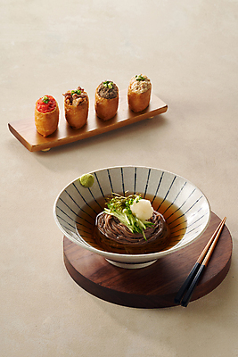 포토 JPG 그릇 젓가락 여름음식 사람없음 갈색 메밀국수 고추냉이 유부초밥 국내포토 식기 음식 컬러 수저 초밥 면류 양념 파일형식 여름_계절