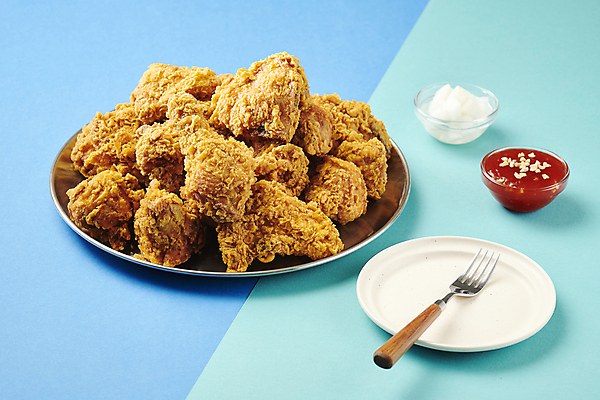 포토 JPG 스튜디오촬영 접시 포크 사람없음 파란색 치킨 프라이드치킨 튀김 소스 치킨무 국내포토 식기 음식 컬러 실내 양념 닭고기요리 파일형식