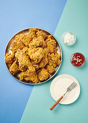 포토 JPG 스튜디오촬영 접시 포크 사람없음 파란색 하이앵글 치킨 프라이드치킨 튀김 소스 치킨무 국내포토 식기 음식 뷰포인트 컬러 실내 양념 닭고기요리 파일형식