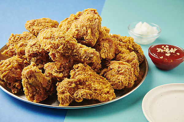 포토 JPG 스튜디오촬영 사람없음 파란색 치킨 프라이드치킨 튀김 소스 치킨무 국내포토 음식 컬러 실내 양념 닭고기요리 파일형식