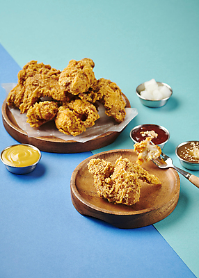 포토 JPG 스튜디오촬영 포크 사람없음 파란색 치킨 프라이드치킨 튀김 소스 머스터드 치킨무 국내포토 식기 음식 컬러 실내 양념 소스_음식 닭고기요리 파일형식