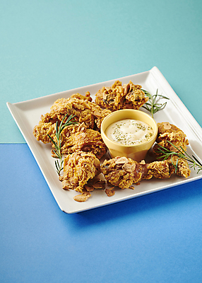 포토 JPG 스튜디오촬영 사람없음 파란색 치킨 프라이드치킨 튀김 소스 로즈메리 국내포토 음식 컬러 실내 양념 허브 닭고기요리 파일형식