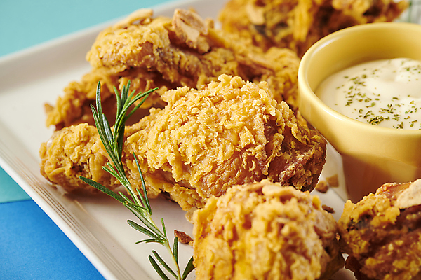 포토 JPG 스튜디오촬영 근접촬영 사람없음 치킨 프라이드치킨 튀김 소스 로즈메리 국내포토 음식 뷰포인트 실내 양념 허브 닭고기요리 파일형식