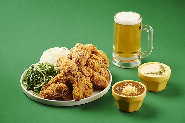 포토 JPG 스튜디오촬영 양파 생맥주 사람없음 초록색 치킨 프라이드치킨 튀김 소스 파 국내포토 음식 컬러 채소 맥주 실내 양념 닭고기요리 파일형식