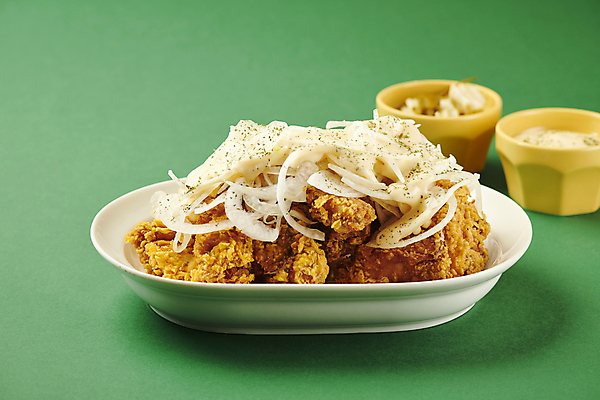 포토 JPG 스튜디오촬영 양파 사람없음 초록색 치킨 프라이드치킨 튀김 소스 소프트포커스 국내포토 음식 컬러 채소 촬영기법 실내 양념 닭고기요리 파일형식