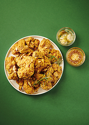 포토 JPG 스튜디오촬영 마늘 사람없음 초록색 하이앵글 치킨 프라이드치킨 튀김 소스 피클 국내포토 음식 뷰포인트 컬러 채소 실내 양념 닭고기요리 절임 파일형식