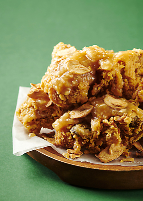 포토 JPG 스튜디오촬영 근접촬영 사람없음 초록색 치킨 튀김 마늘치킨 국내포토 음식 뷰포인트 컬러 실내 닭고기요리 파일형식