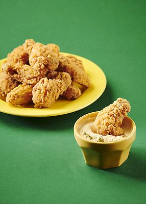 포토 JPG 스튜디오촬영 무료이미지 사람없음 초록색 치킨 프라이드치킨 튀김 소스 국내포토 음식 컬러 실내 양념 닭고기요리 파일형식