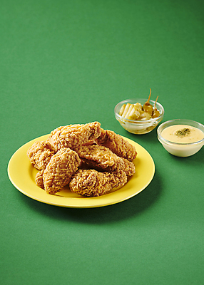 포토 JPG 스튜디오촬영 사람없음 초록색 치킨 프라이드치킨 튀김 소스 피클 국내포토 음식 컬러 실내 양념 닭고기요리 절임 파일형식