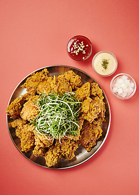 포토 JPG 스튜디오촬영 사람없음 빨간색 하이앵글 치킨 프라이드치킨 튀김 소스 파 치킨무 파닭 국내포토 음식 뷰포인트 컬러 채소 실내 양념 닭고기요리 파일형식