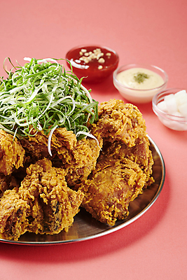 포토 JPG 스튜디오촬영 사람없음 빨간색 치킨 프라이드치킨 튀김 소스 소프트포커스 파 파닭 국내포토 음식 컬러 채소 촬영기법 실내 양념 닭고기요리 파일형식