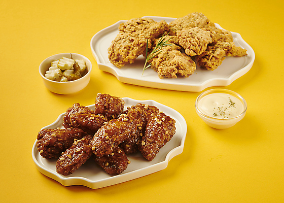 포토 JPG 스튜디오촬영 사람없음 노란색 치킨 프라이드치킨 튀김 소스 피클 간장치킨 국내포토 음식 컬러 실내 양념 닭고기요리 절임 파일형식