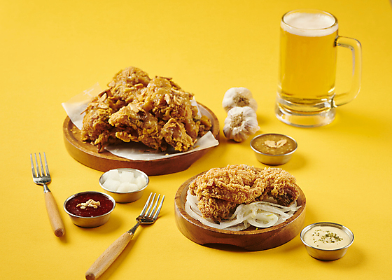 포토 JPG 스튜디오촬영 포크 생맥주 마늘 사람없음 노란색 치킨 프라이드치킨 튀김 소스 마늘치킨 치킨무 국내포토 식기 음식 컬러 채소 맥주 실내 양념 닭고기요리 파일형식