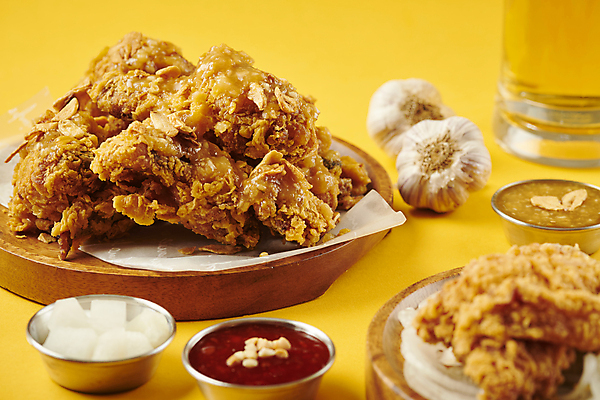 포토 JPG 스튜디오촬영 맥주 마늘 사람없음 노란색 치킨 프라이드치킨 튀김 소스 소프트포커스 마늘치킨 치킨무 국내포토 음식 컬러 채소 주류 촬영기법 실내 양념 닭고기요리 파일형식