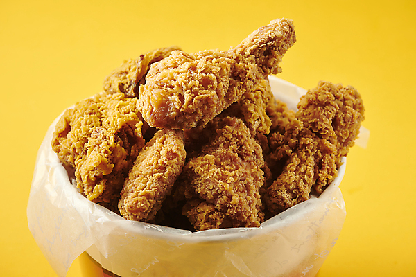 포토 JPG 스튜디오촬영 근접촬영 사람없음 노란색 바구니 치킨 프라이드치킨 튀김 담기 국내포토 음식 뷰포인트 컬러 모션 실내 닭고기요리 파일형식