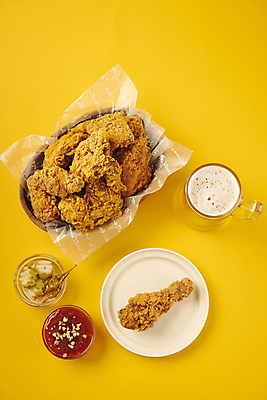 포토 JPG 스튜디오촬영 생맥주 사람없음 하이앵글 노란색 치킨 프라이드치킨 튀김 소스 피클 닭다리 국내포토 음식 뷰포인트 컬러 맥주 실내 양념 닭고기요리 절임 파일형식