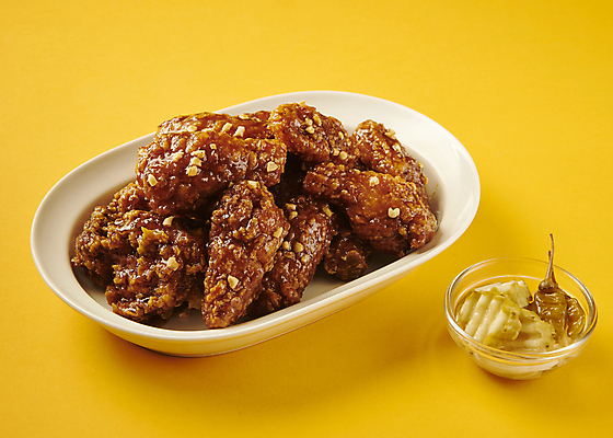 포토 JPG 스튜디오촬영 사람없음 노란색 치킨 튀김 피클 간장치킨 국내포토 음식 컬러 실내 닭고기요리 절임 파일형식