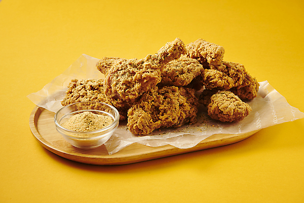 포토 JPG 스튜디오촬영 사람없음 노란색 치킨 프라이드치킨 튀김 소스 시즈닝 국내포토 음식 컬러 실내 양념 닭고기요리 파일형식