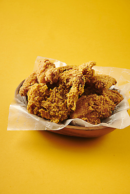 포토 JPG 스튜디오촬영 사람없음 노란색 치킨 프라이드치킨 튀김 나무접시 국내포토 접시 음식 컬러 실내 닭고기요리 파일형식