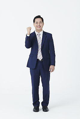 포토 JPG 스튜디오촬영 전신 남자 중년 50대 응원 한명 서기 미소 누끼 정장 앞모습 파이팅 주먹 한국인 비즈니스맨 중년남자한명만 국내포토 1 옷 뷰포인트 비즈니스 모션 실내 표정 사람 동양인 성인 직장인 남자한명만 중년남자만 파일형식