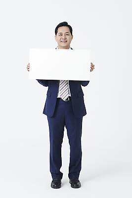 포토 JPG 스튜디오촬영 전신 남자 중년 50대 사각프레임 프레임 한명 서기 미소 들기 누끼 정장 앞모습 한국인 비즈니스맨 보여주기 중년남자한명만 국내포토 1 옷 뷰포인트 비즈니스 모션 실내 표정 사람 동양인 성인 사각형 직장인 남자한명만 중년남자만 파일형식