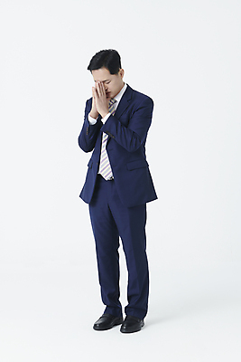 포토 JPG 스튜디오촬영 전신 남자 중년 50대 고개숙이기 한명 서기 누끼 정장 앞모습 옆모습 눈감음 한국인 기도 비즈니스맨 손모으기 중년남자한명만 국내포토 1 옷 뷰포인트 비즈니스 모션 실내 숙이기 사람 동양인 손짓 성인 직장인 남자한명만 중년남자만 파일형식