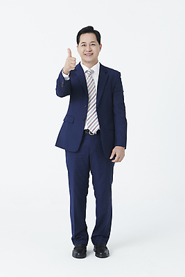 포토 JPG 스튜디오촬영 전신 남자 중년 50대 한명 서기 미소 누끼 정장 앞모습 한국인 비즈니스맨 따봉 중년남자한명만 국내포토 1 옷 뷰포인트 비즈니스 모션 실내 표정 사람 동양인 성인 최고 직장인 남자한명만 중년남자만 파일형식