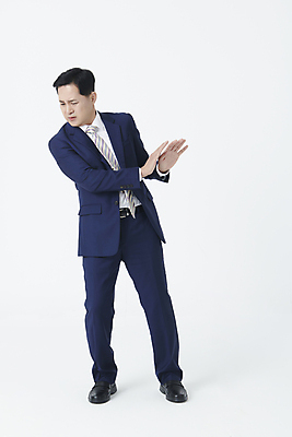 포토 JPG 스튜디오촬영 전신 남자 중년 50대 한명 서기 누끼 정장 앞모습 한국인 비즈니스맨 찡그림 거절 중년남자한명만 국내포토 1 옷 뷰포인트 컨셉 비즈니스 모션 실내 표정 사람 동양인 성인 직장인 남자한명만 중년남자만 파일형식