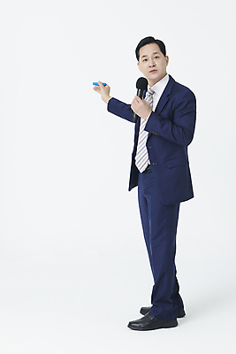 포토 JPG 스튜디오촬영 전신 남자 중년 50대 말하기 설명 한명 서기 들기 누끼 정장 옆모습 한국인 비즈니스맨 마이크 중년남자한명만 국내포토 1 옷 뷰포인트 음향기기 비즈니스 모션 실내 사람 동양인 성인 직장인 남자한명만 중년남자만 파일형식