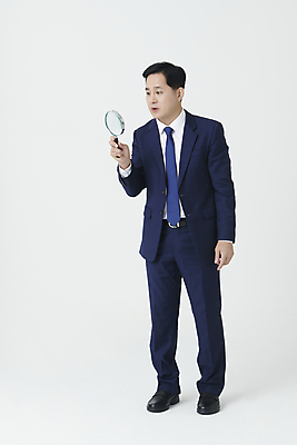 포토 JPG 스튜디오촬영 전신 남자 중년 50대 돋보기 한명 서기 들기 누끼 정장 앞모습 한국인 관찰 비즈니스맨 확인 중년남자한명만 국내포토 1 옷 뷰포인트 비즈니스 모션 실내 사람 동양인 성인 직장인 남자한명만 중년남자만 파일형식