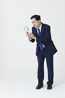 포토 JPG 스튜디오촬영 전신 남자 중년 50대 돋보기 한명 서기 들기 누끼 정장 앞모습 한국인 관찰 비즈니스맨 확인 중년남자한명만 국내포토 1 옷 뷰포인트 비즈니스 모션 실내 사람 동양인 성인 직장인 남자한명만 중년남자만 파일형식