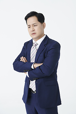 포토 JPG 스튜디오촬영 남자 중년 50대 한명 누끼 정장 상반신 앞모습 옆모습 팔짱 한국인 비즈니스맨 찡그림 고민 심각 중년남자한명만 국내포토 1 옷 감정 뷰포인트 컨셉 비즈니스 모션 실내 표정 사람 동양인 성인 직장인 남자한명만 중년남자만 파일형식