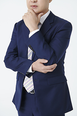 포토 JPG 스튜디오촬영 남자 중년 50대 생각 한명 누끼 정장 상반신 앞모습 턱괴기 한국인 비즈니스맨 고민 중년남자한명만 국내포토 1 옷 감정 뷰포인트 비즈니스 모션 실내 사람 동양인 성인 직장인 남자한명만 중년남자만 파일형식