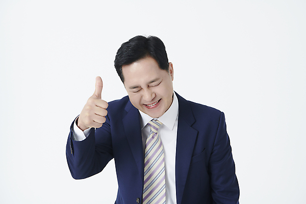 포토 JPG 스튜디오촬영 남자 중년 50대 한명 미소 누끼 정장 상반신 앞모습 눈감음 기쁨 한국인 비즈니스맨 따봉 중년남자한명만 국내포토 1 옷 감정 뷰포인트 비즈니스 모션 실내 표정 사람 동양인 성인 최고 직장인 남자한명만 중년남자만 파일형식